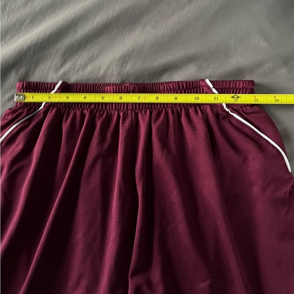 Women’s Medium Under Armour Shorts. EUC - Picture 8 of 8